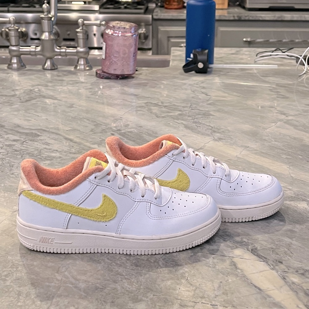 Nike Kids Force 1 LV8 Size 3Y, worn once Like New